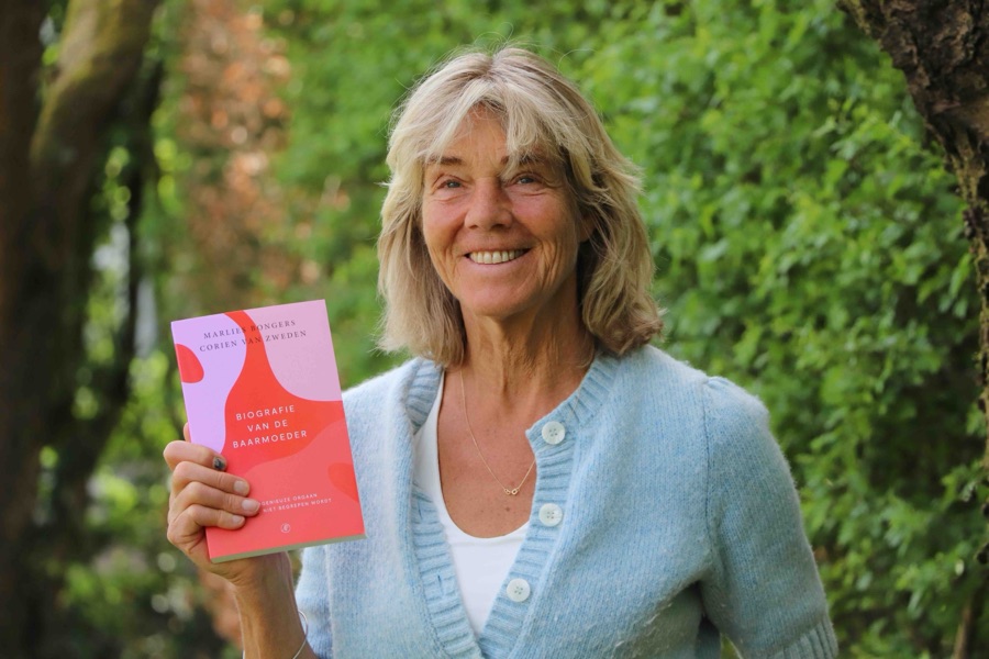 Marlies met haar boek Biografie van de baarmoeder